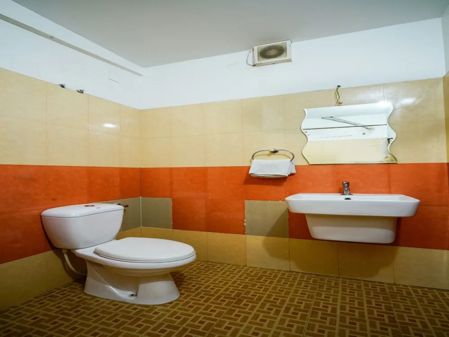 OYO 9932 Hotel Half Moon Residency