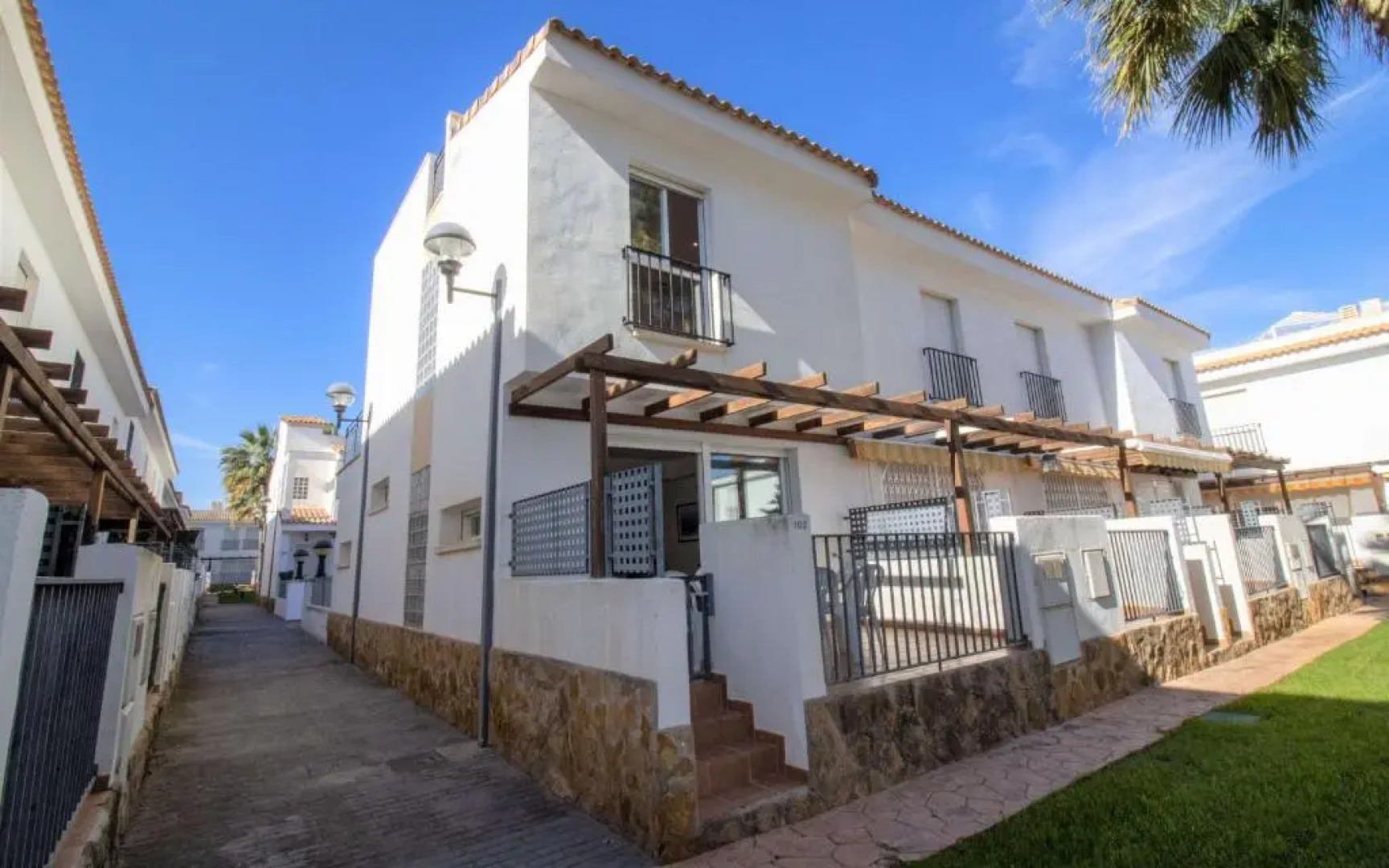 ADOSADO con jardin y piscina PALM BEACH 102 ALBERT VILLAS