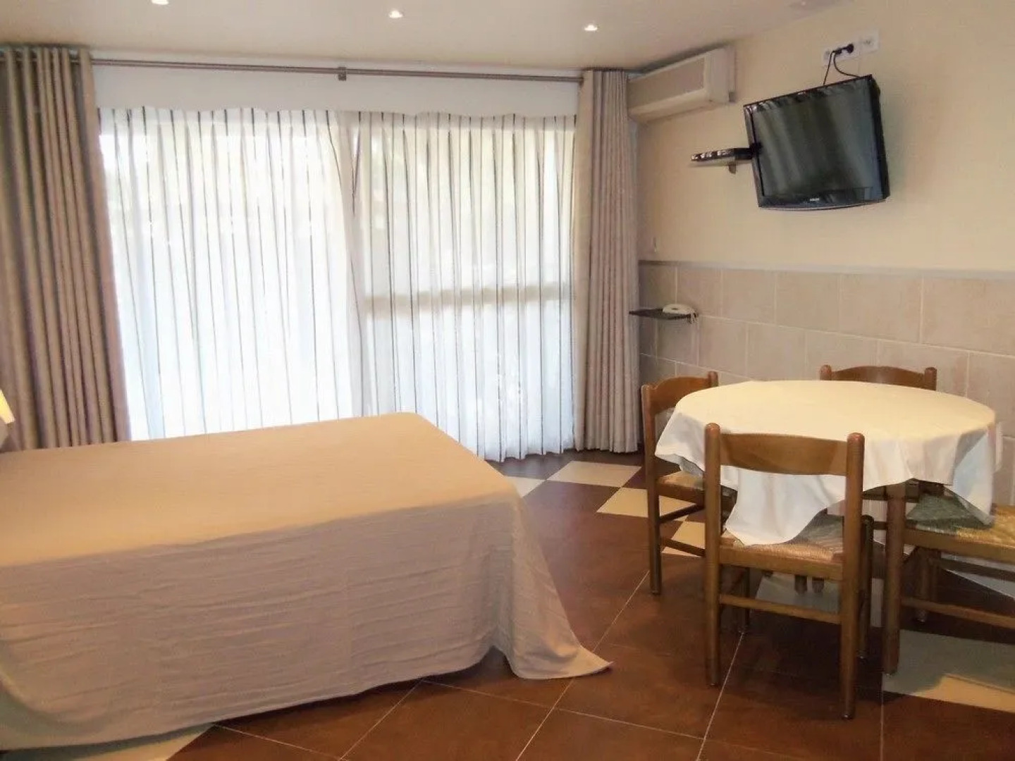 Hôtel et Studios Les Amandiers