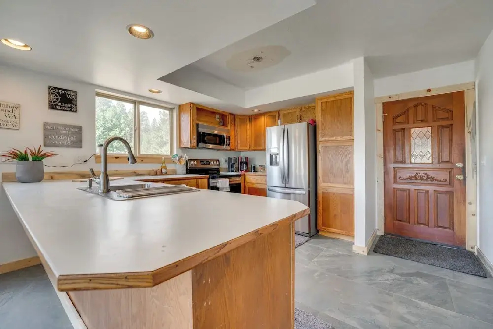 Mtn-view Getaway w/ Spacious Deck in Republic!