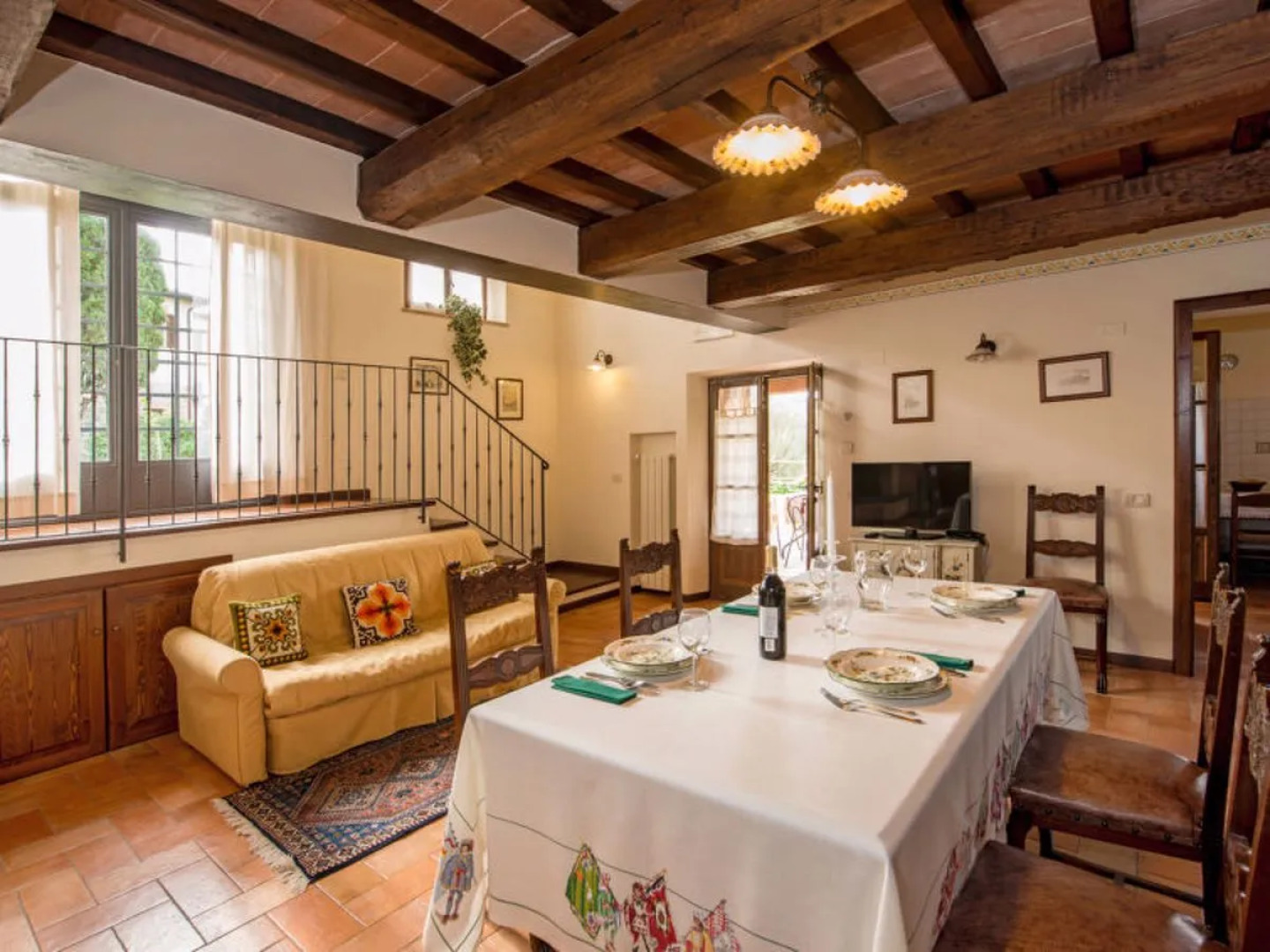 Hillside pretty Home 15695