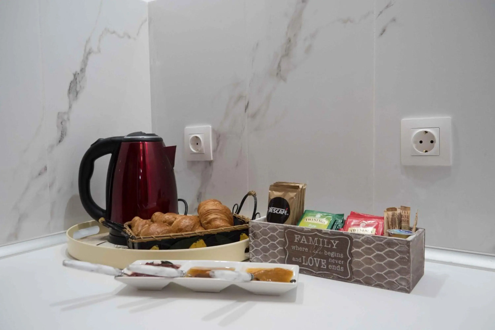 Tranquil Infinity Pool Getaway (private jacuzzi and steam bath, pool, garden, sea and city views)