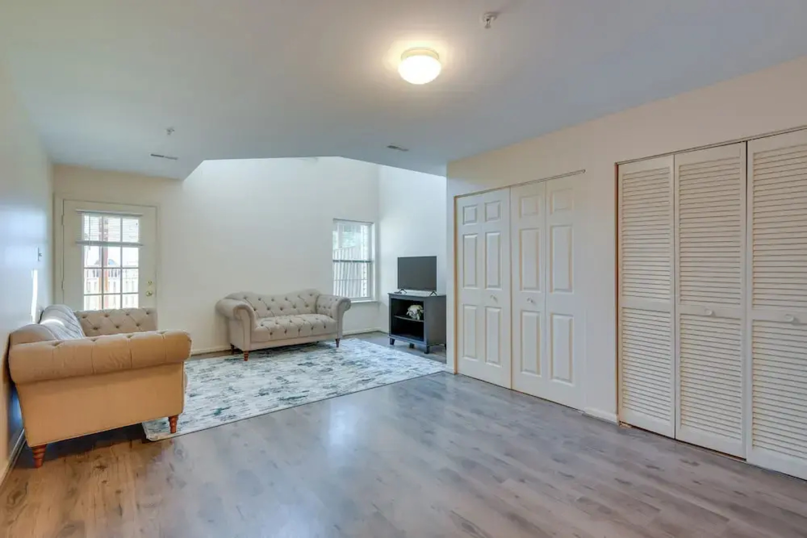 Owings Mills Townhouse: 8 Mi to Liberty Reservoir!