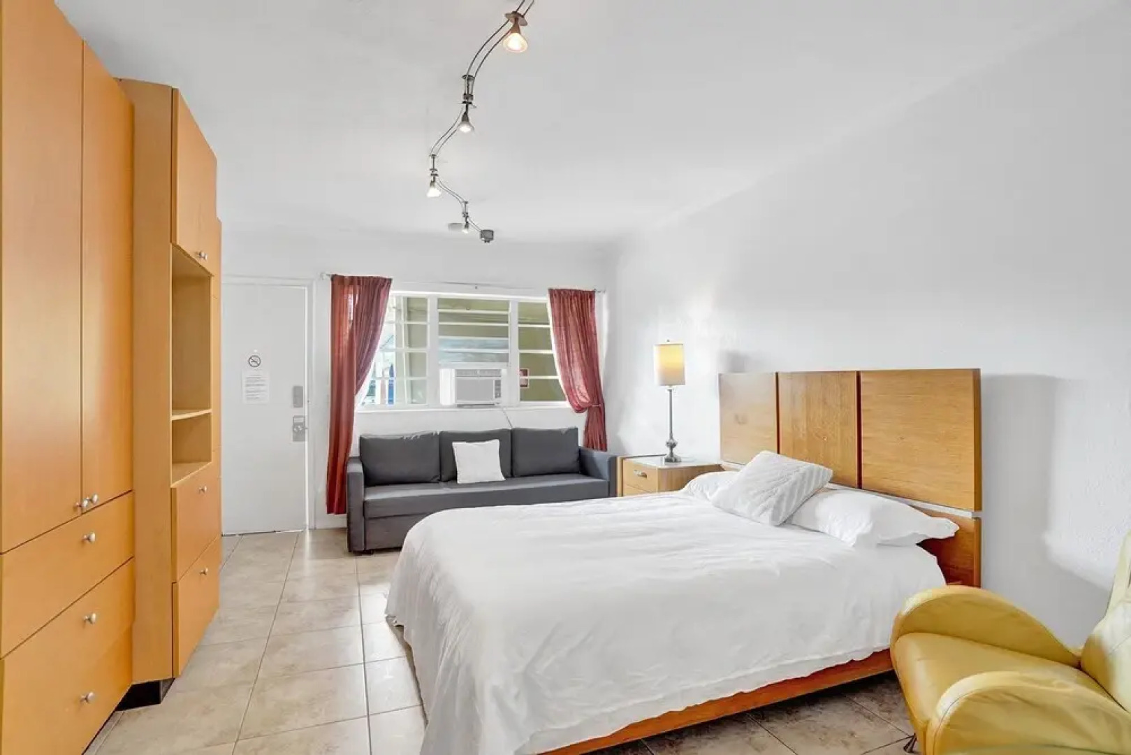 Gorgeous Apartment walking distance to Beach!!