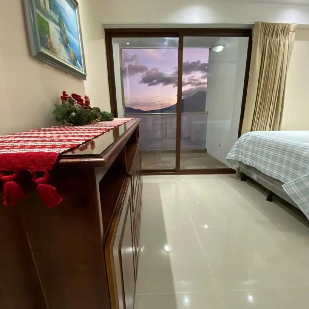 Torres de Atitlan 4 Bdrm-3 Bthrm Full Floor - for 10 people
