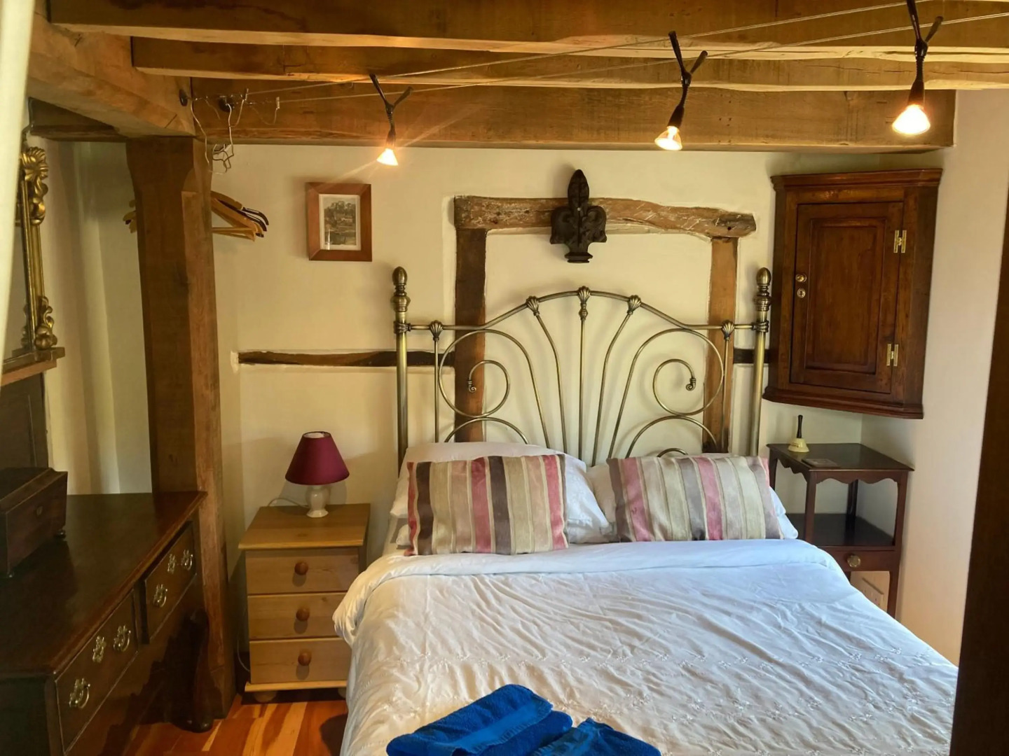 Little Pentre Barn with seasonal Swimming Pool