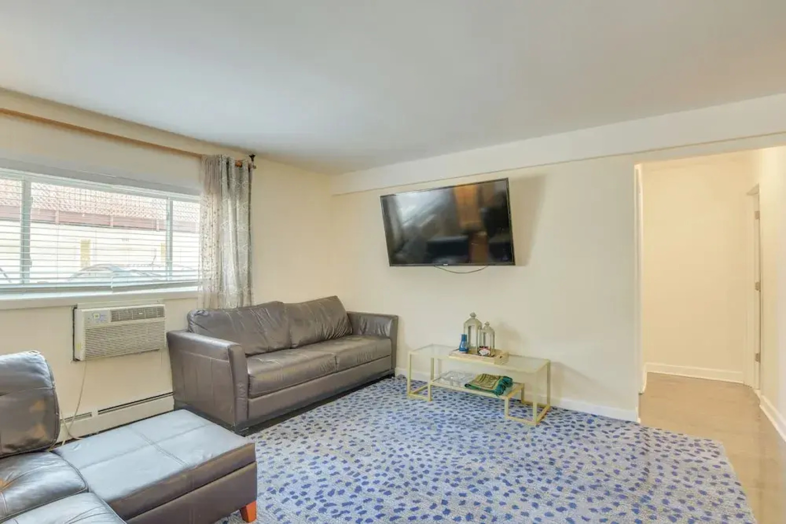 Walk to Train: Convenient Skokie Condo!