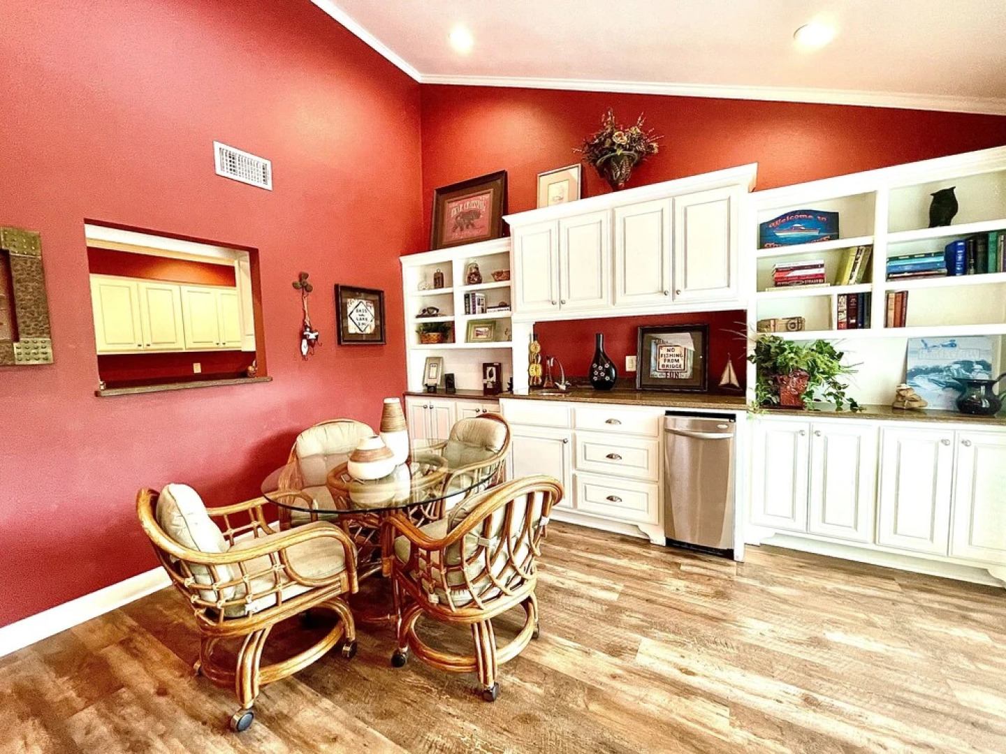 80BPD, Four bedroom, two 1/2 bath log-sided condo with lake view , garage by RedAwning