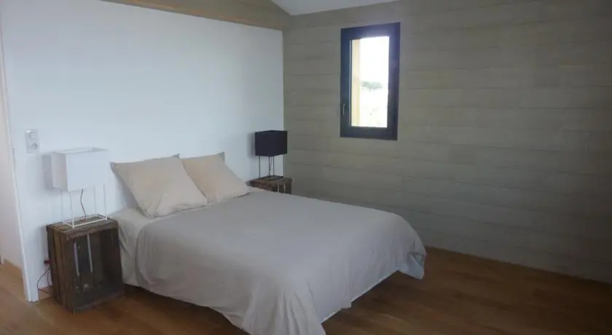 Maison au bord de leau au port de Larros