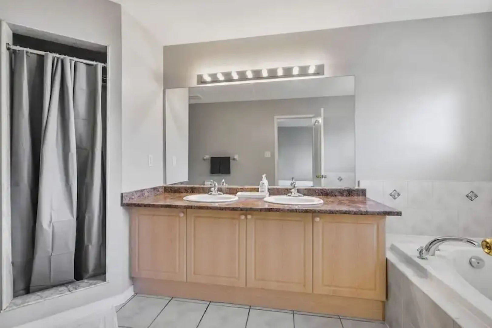 Spacious Whitby Haven 3BR Home Parking