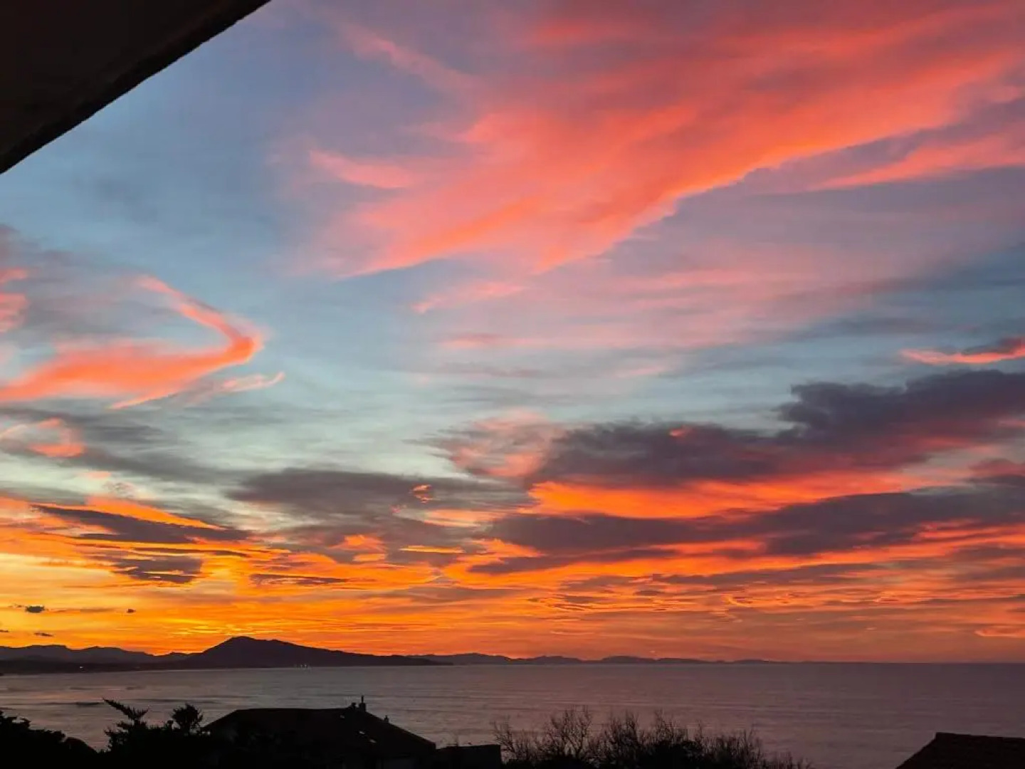 Beach house! Vue océan et montagnes. Plage centre.