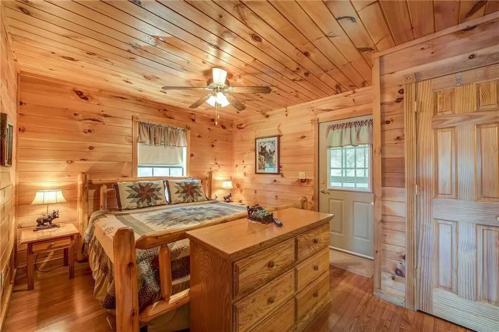 R Bearadise 2 Bedroom Home with Hot Tub