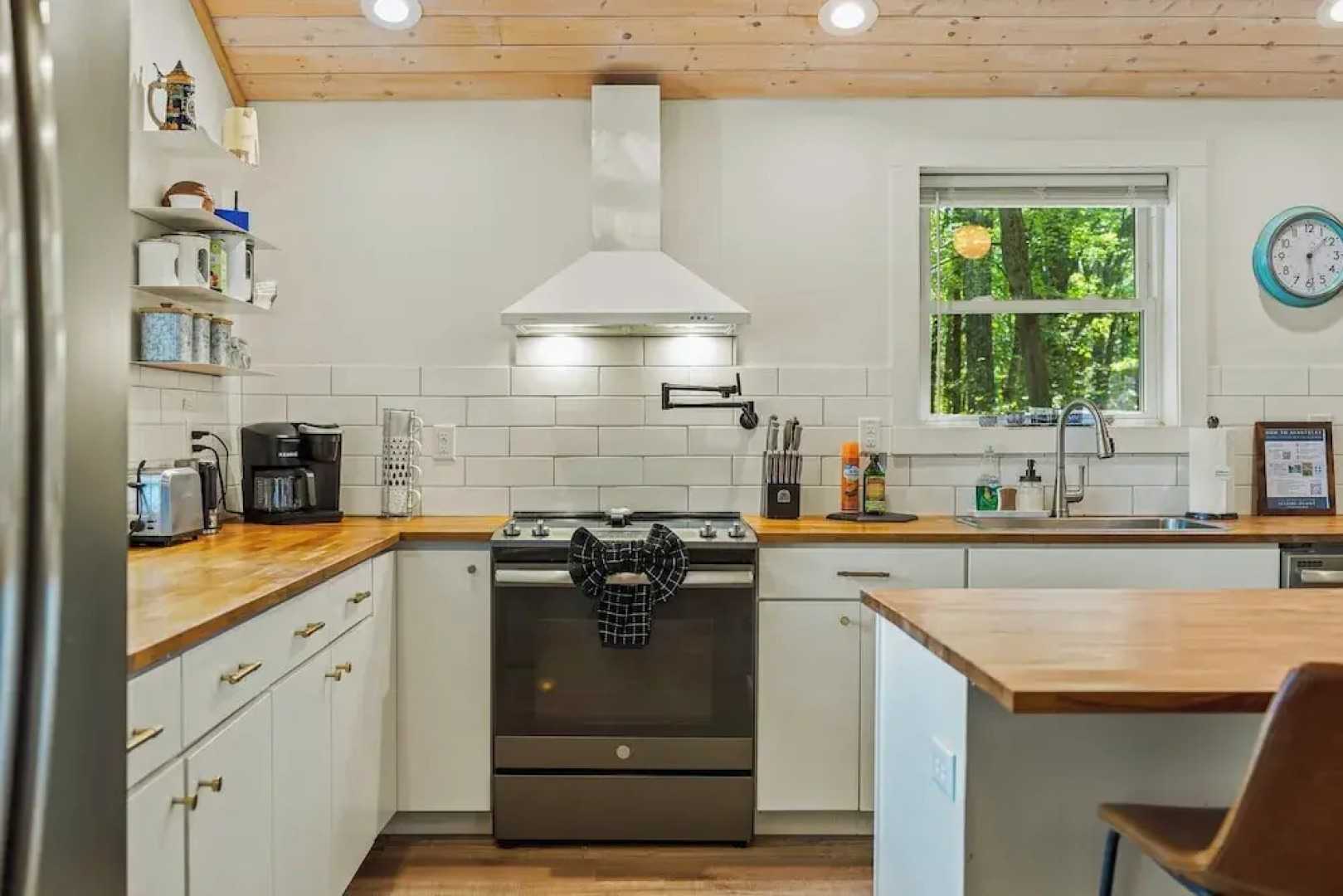 Lake Daze by Avantstay Lakefront w/ Modern Interior, Enclosed Porch & Hot Tub