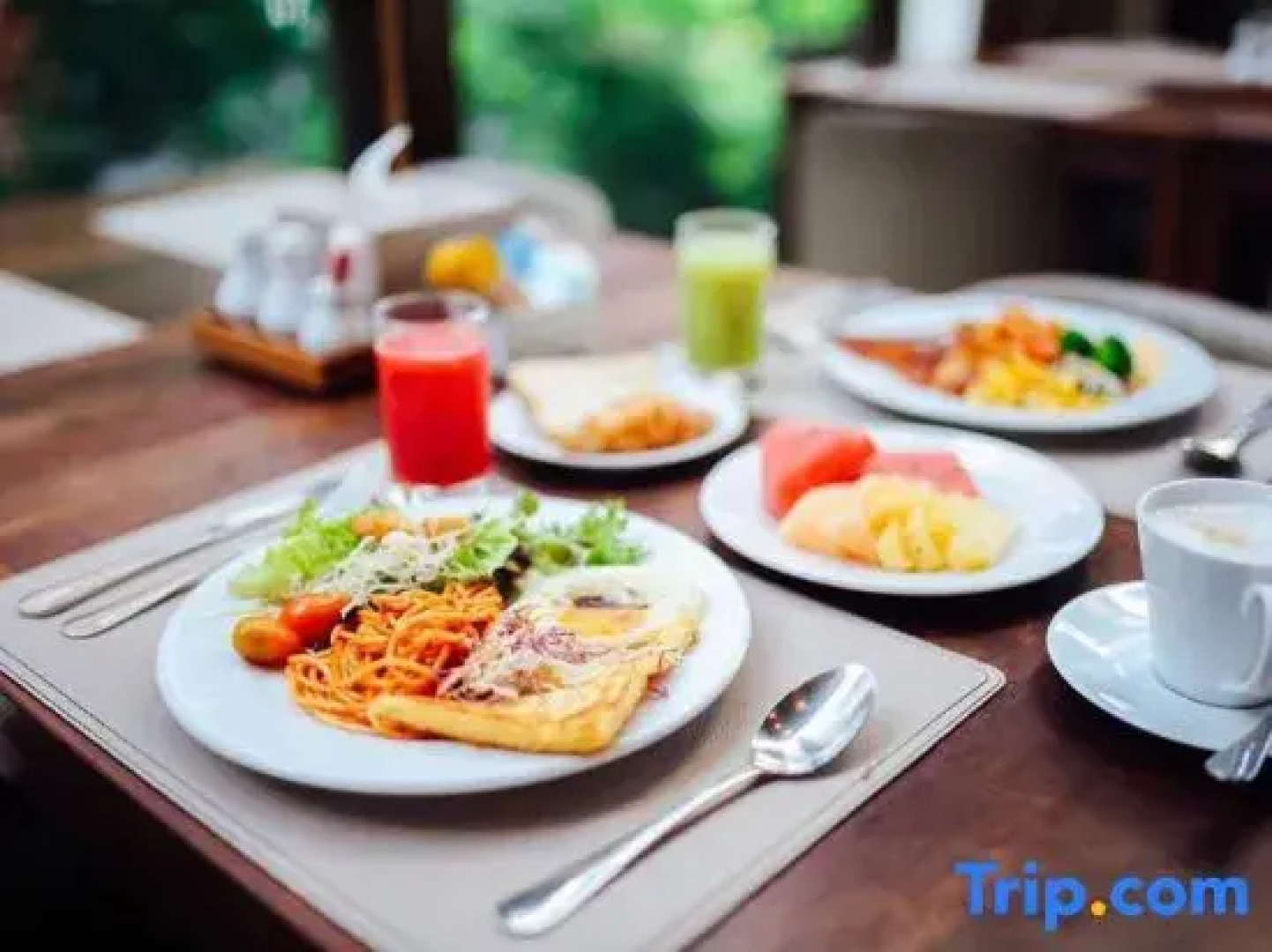 Balcony Courtyard Hotel & Serviced Apartment