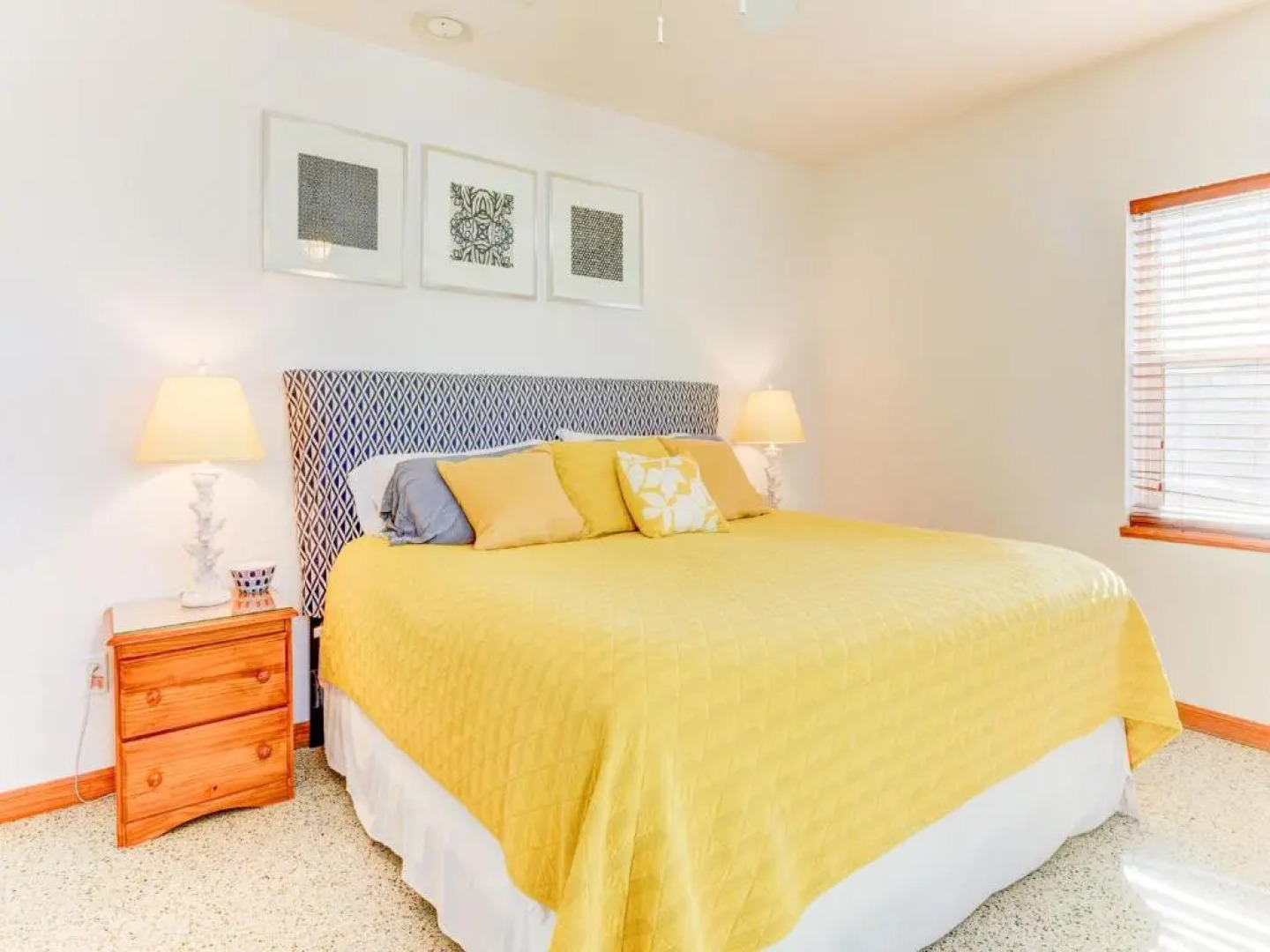 Sunshine House, 3 Bedrooms, Sleeps 8, Ocean Front, Pet Friendly, WiFi