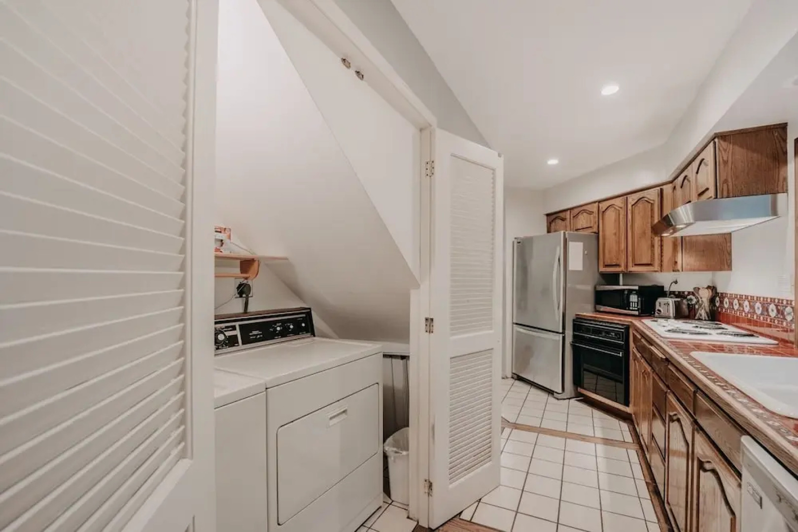 13sl - Hot Tub - Pets Ok - Wifi - Sleeps 8 2 Bedroom Home by RedAwning