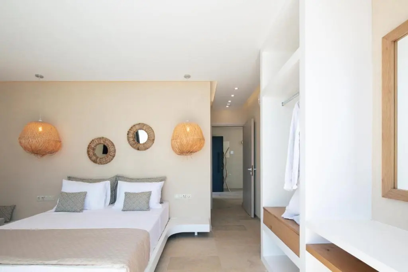 Seafront luxury villa with infinity pool & devine views!