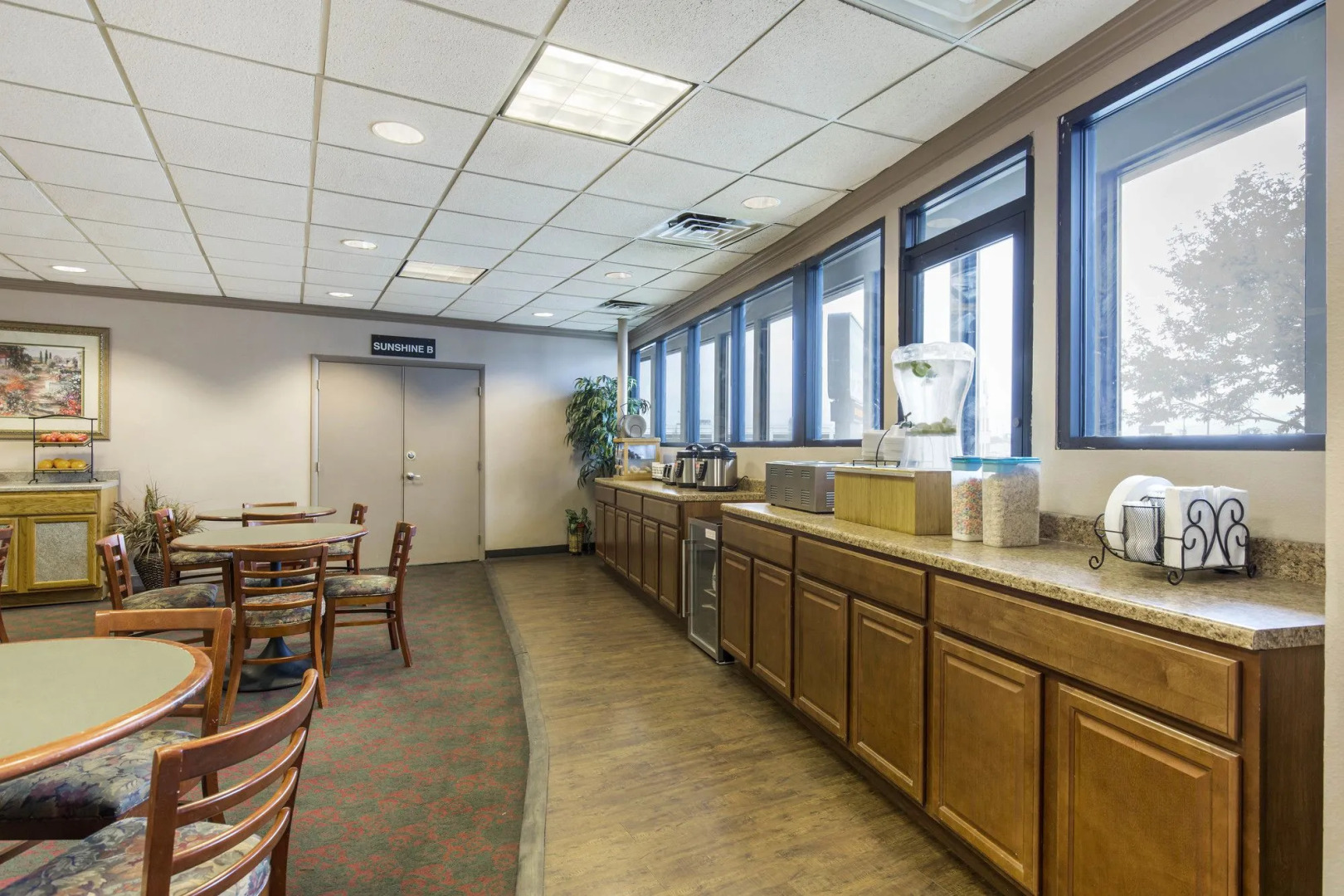 Lamplighter Inn & Suites - South