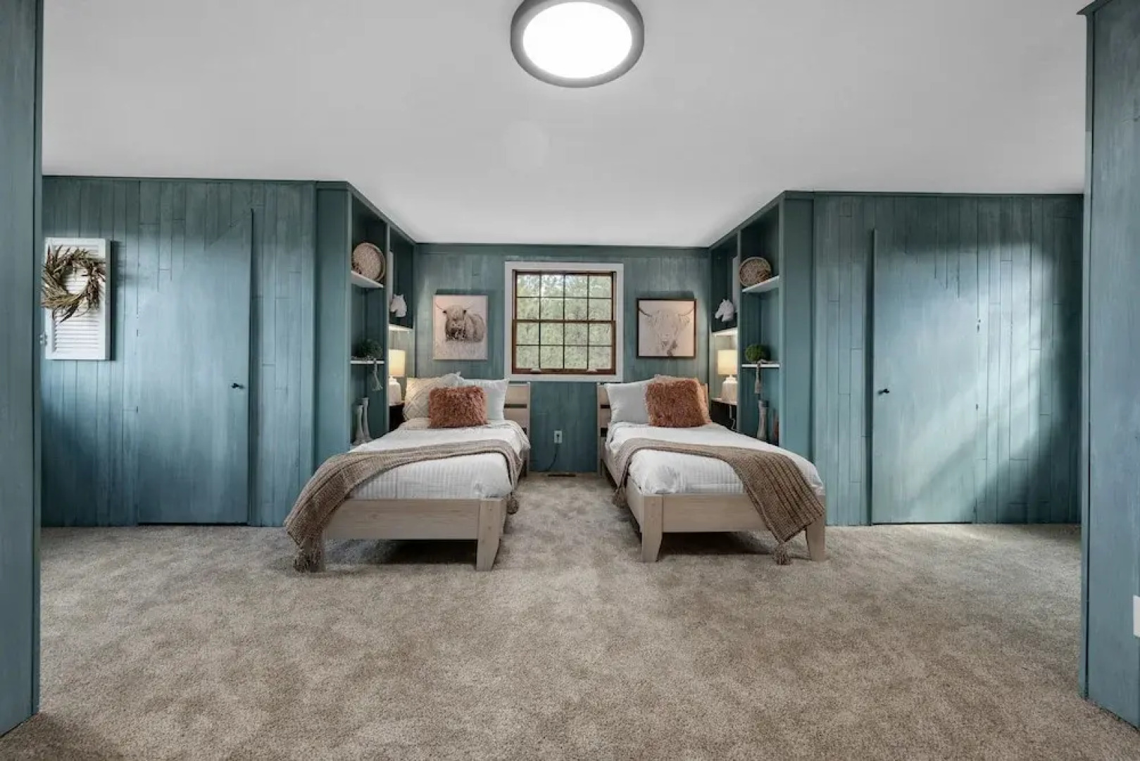 Expansive Monument Home: Hot Tub & Mountain Views!