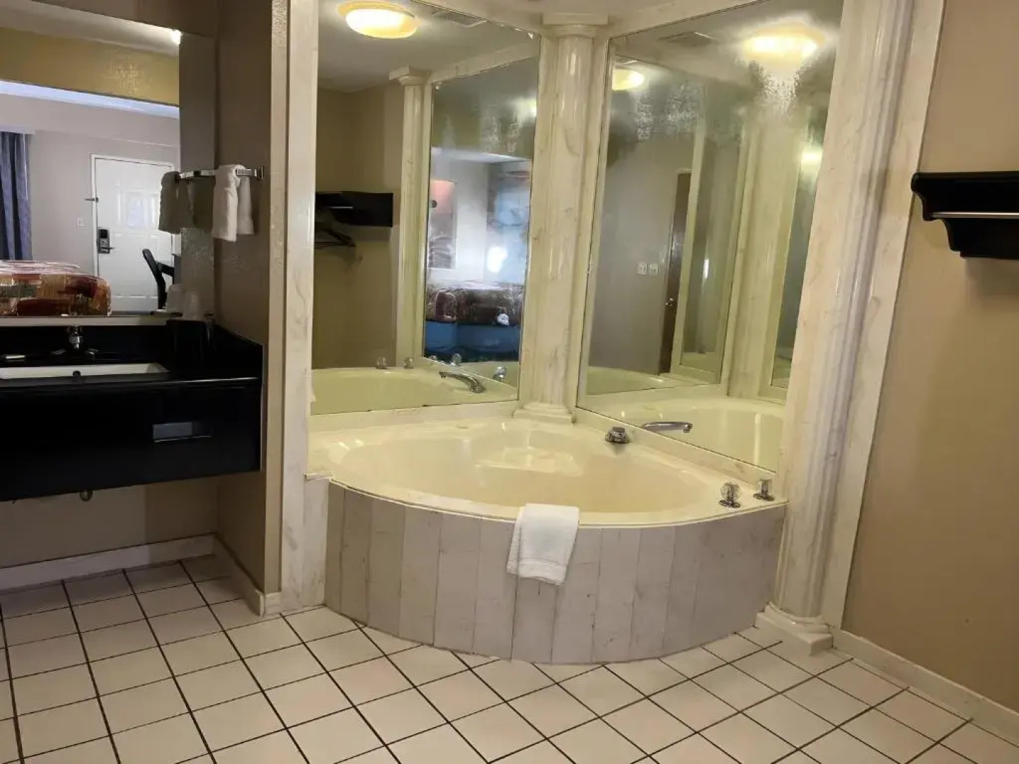 Days Inn & Suites Pine Bluff