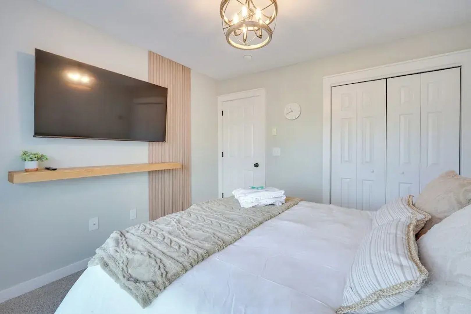 1 Mi to Waterpark: Mtn-view Poconos Hideaway!