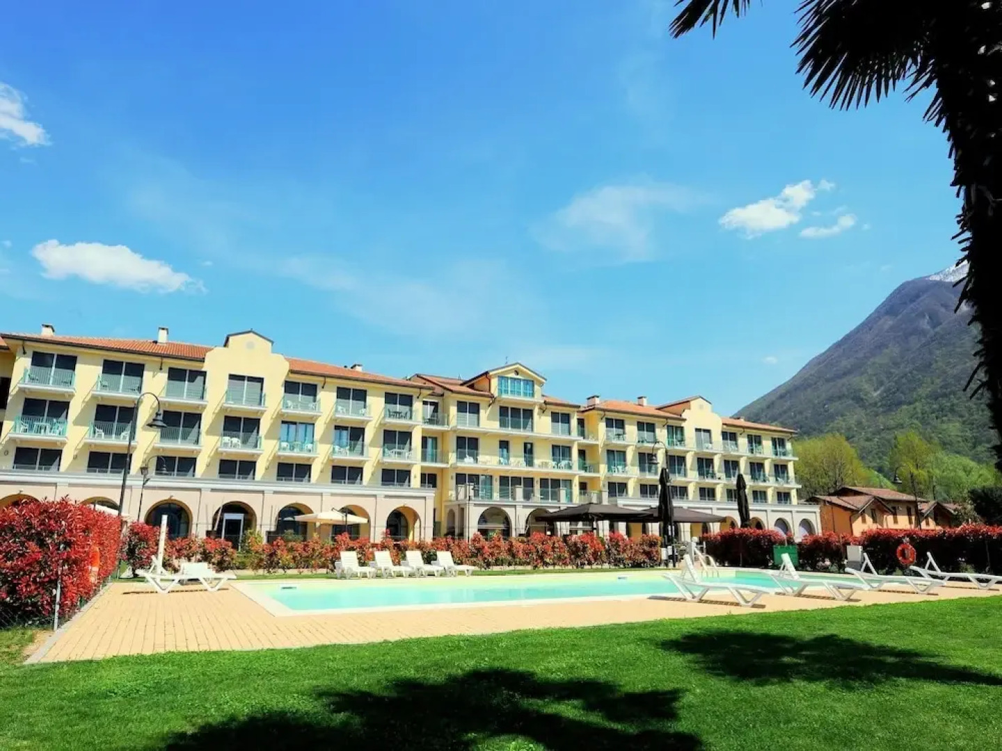 Pleasing Furnished Apartment With View of the Lake