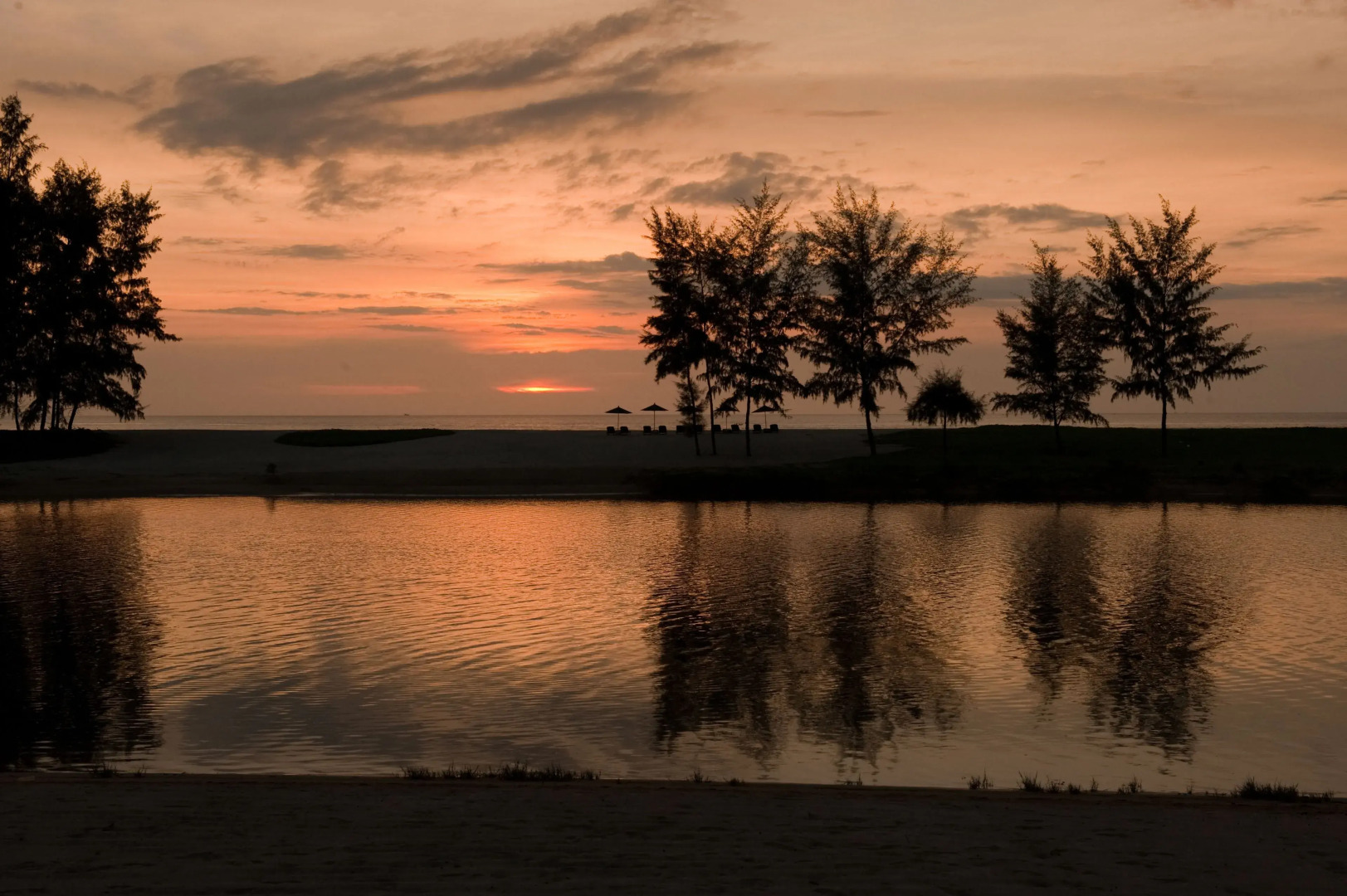 Wanakarn Beach Resort & Spa