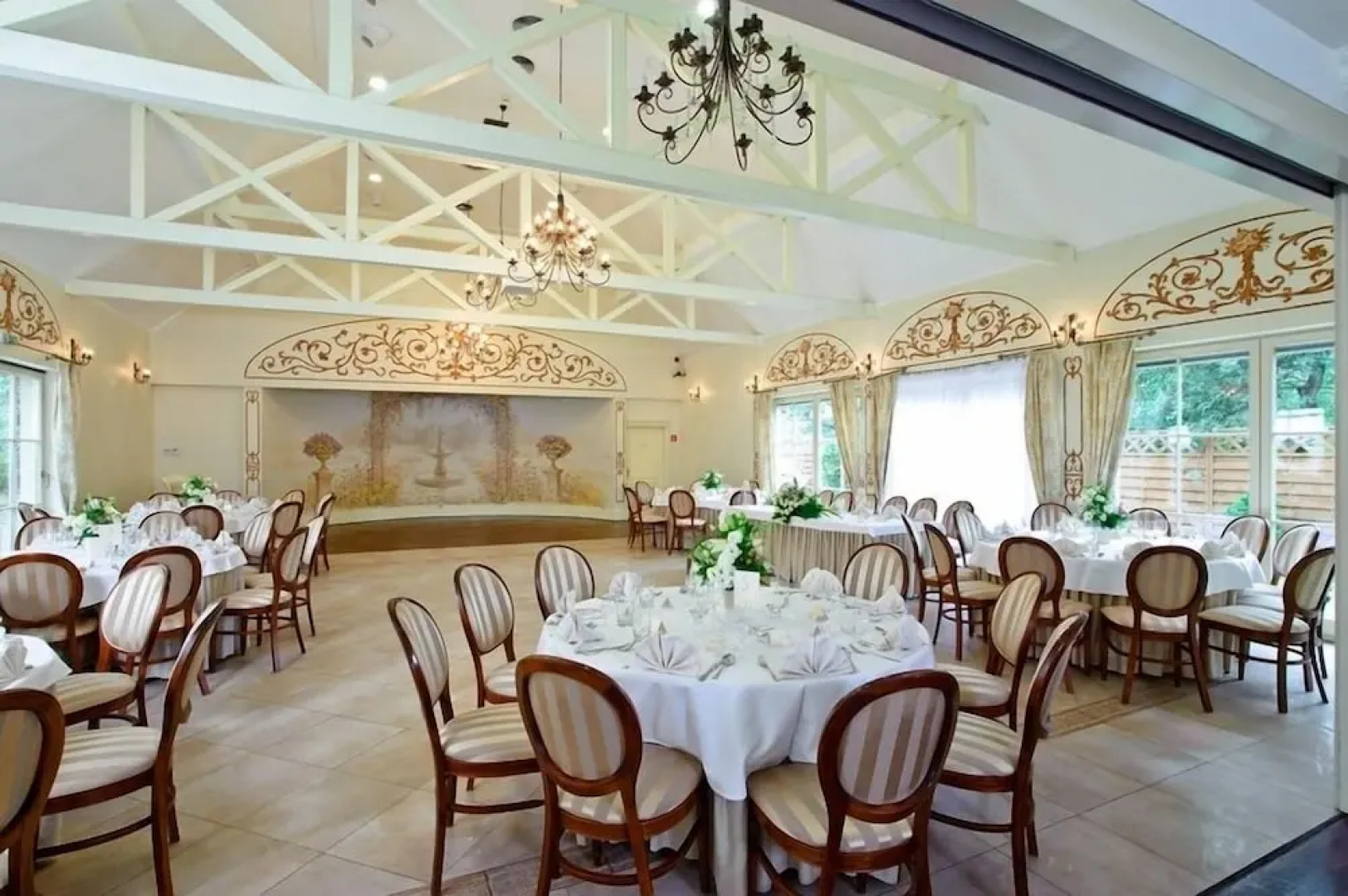 Villa Estera - Hotel & Restauracja