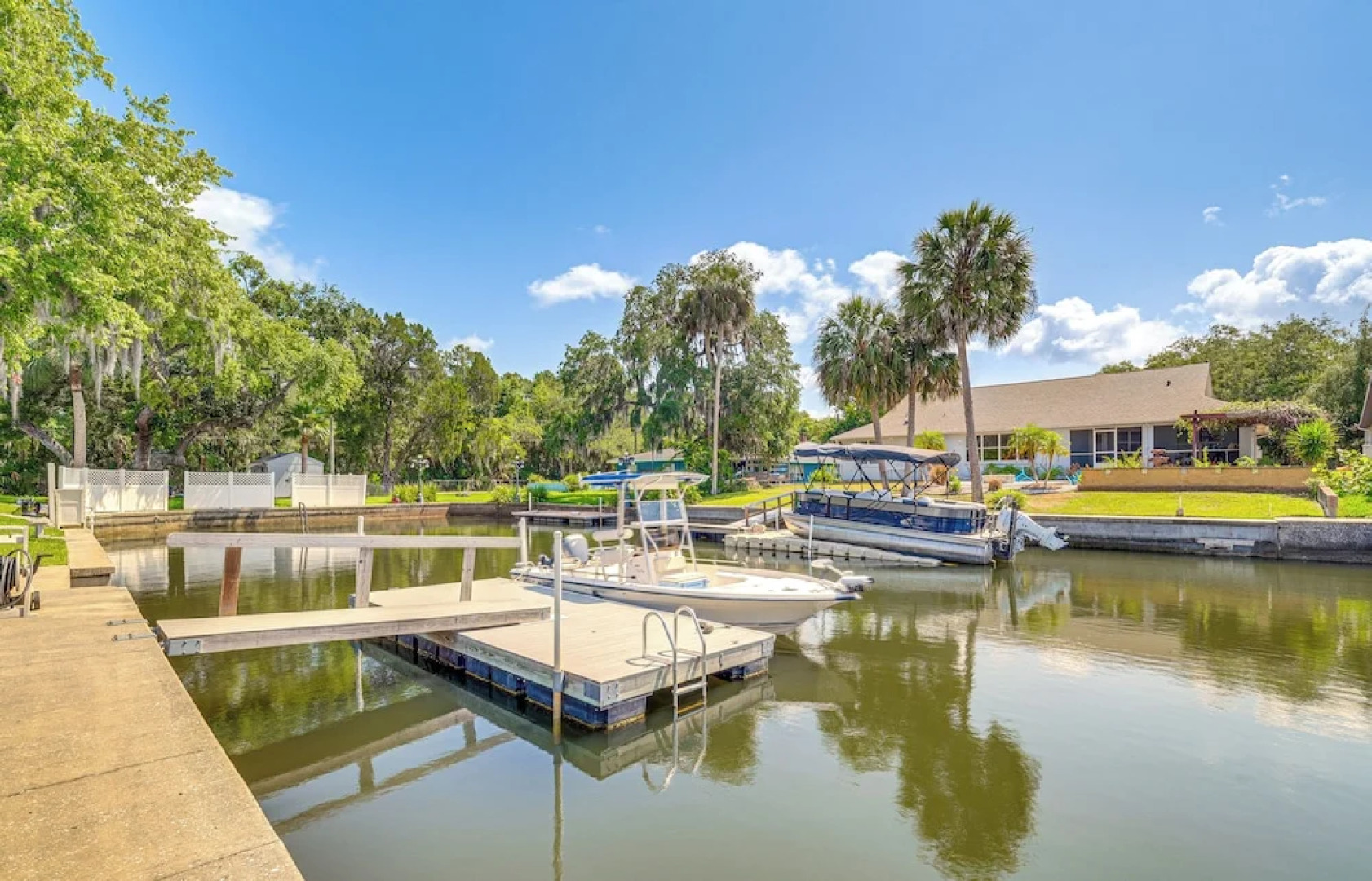 Dock, Kayaks & Bicycles: Crystal River Getaway!