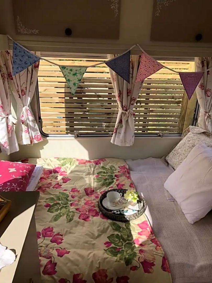 Down The Garden Path Vintage Caravan B&B