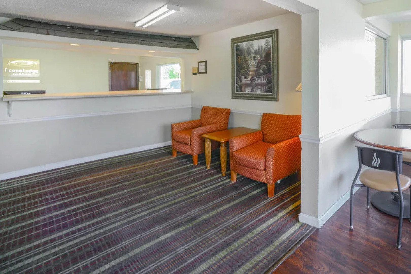 Econo Lodge Inn & Suites