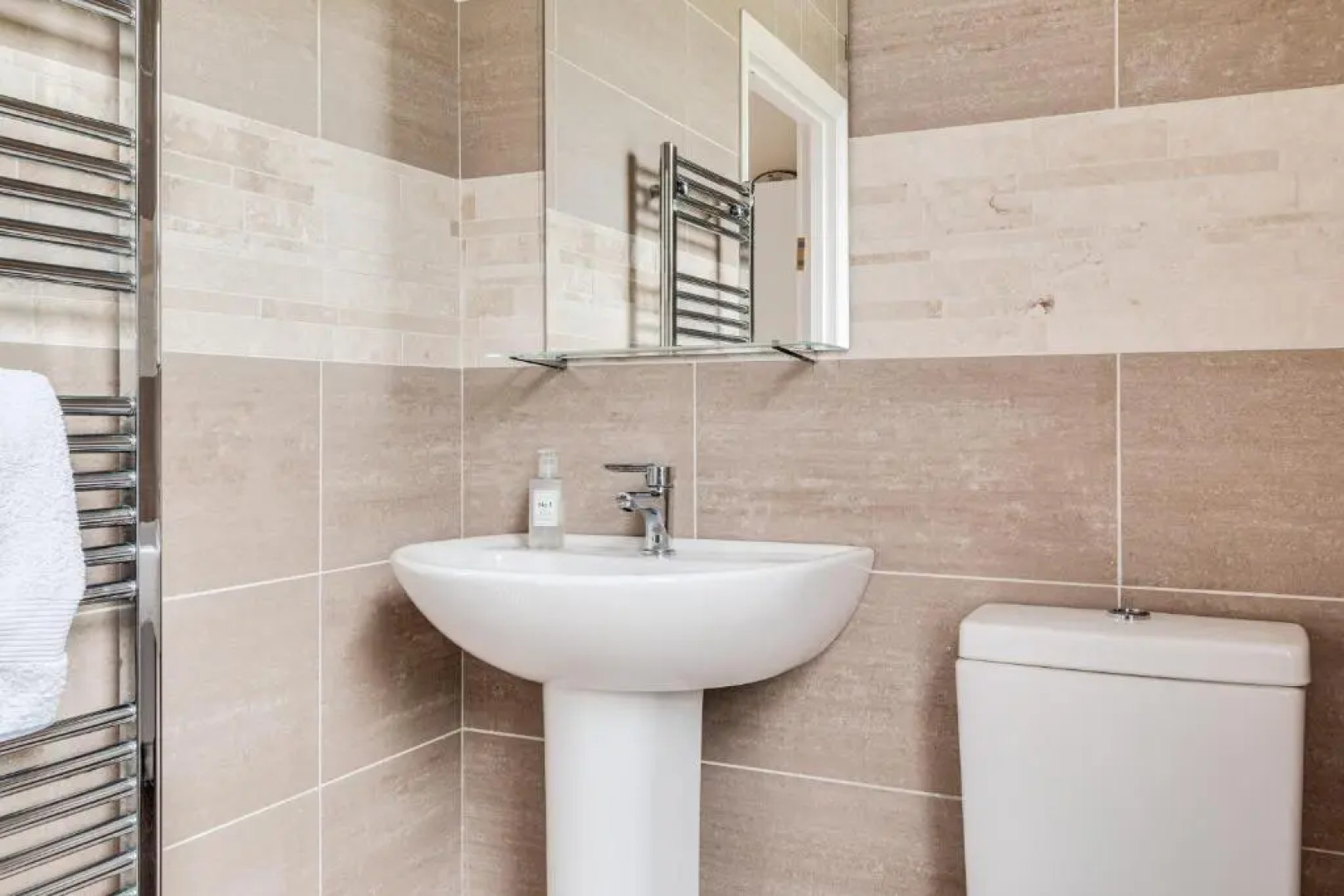 Modern, luxury suites with private bathrooms close to city centre