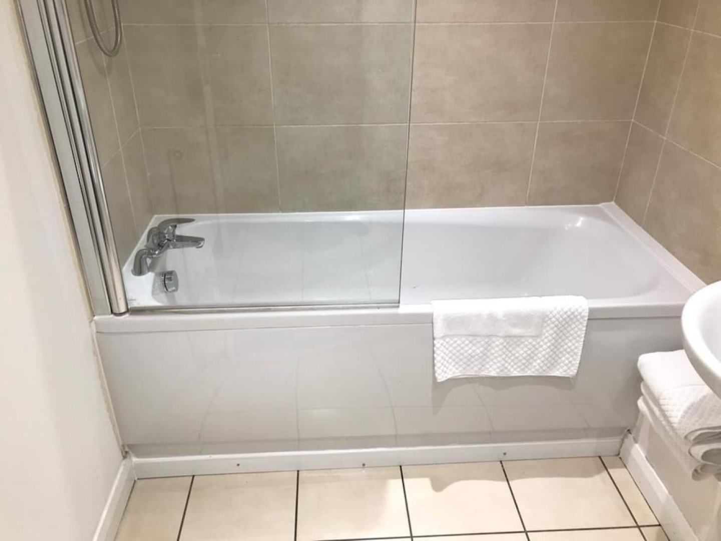 4 Bedroom Home Tameside, Grt Manchester Sleeps 7