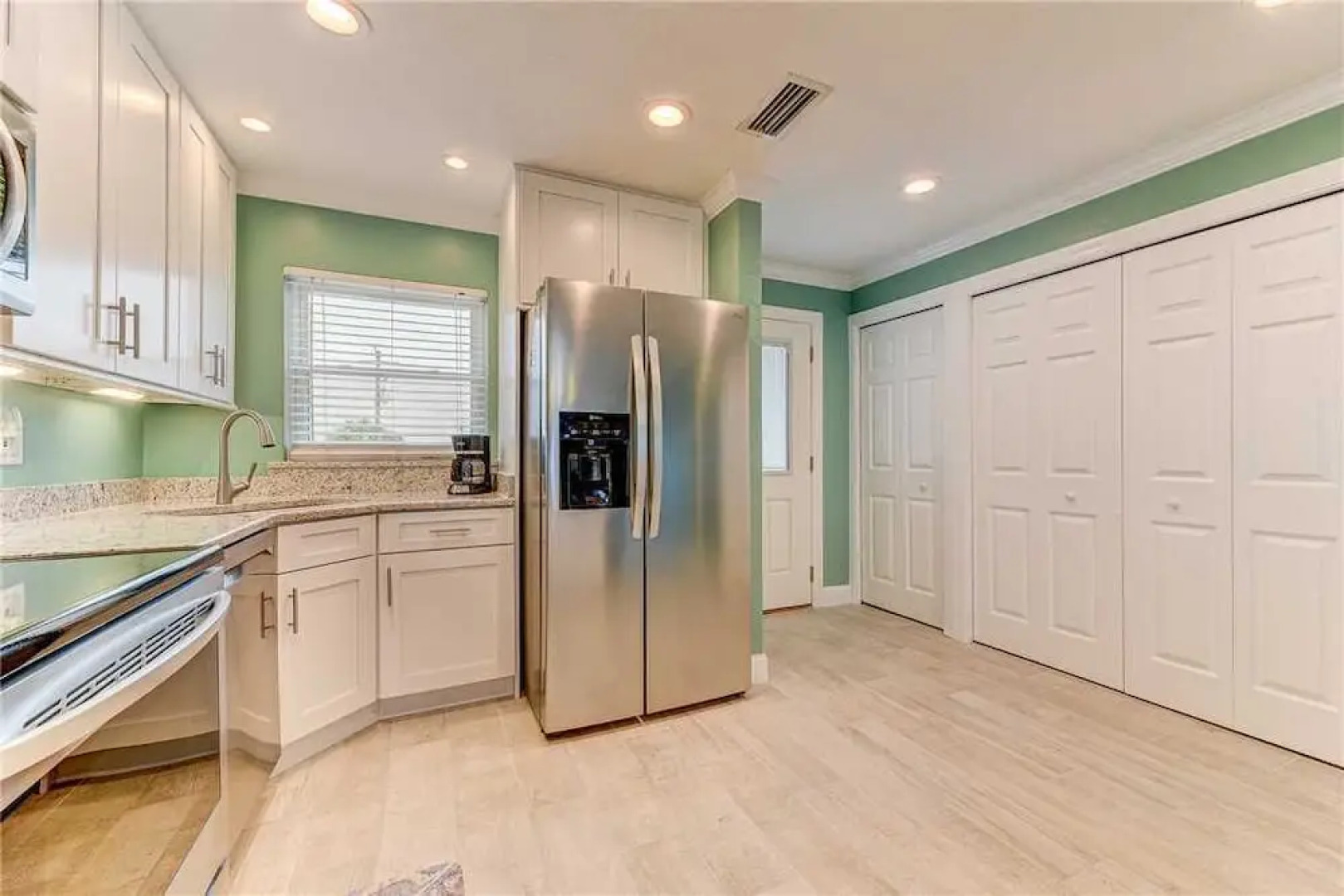 Island Retreat Upper B, Ocean Front, 2 Bedrooms, Sleeps 6