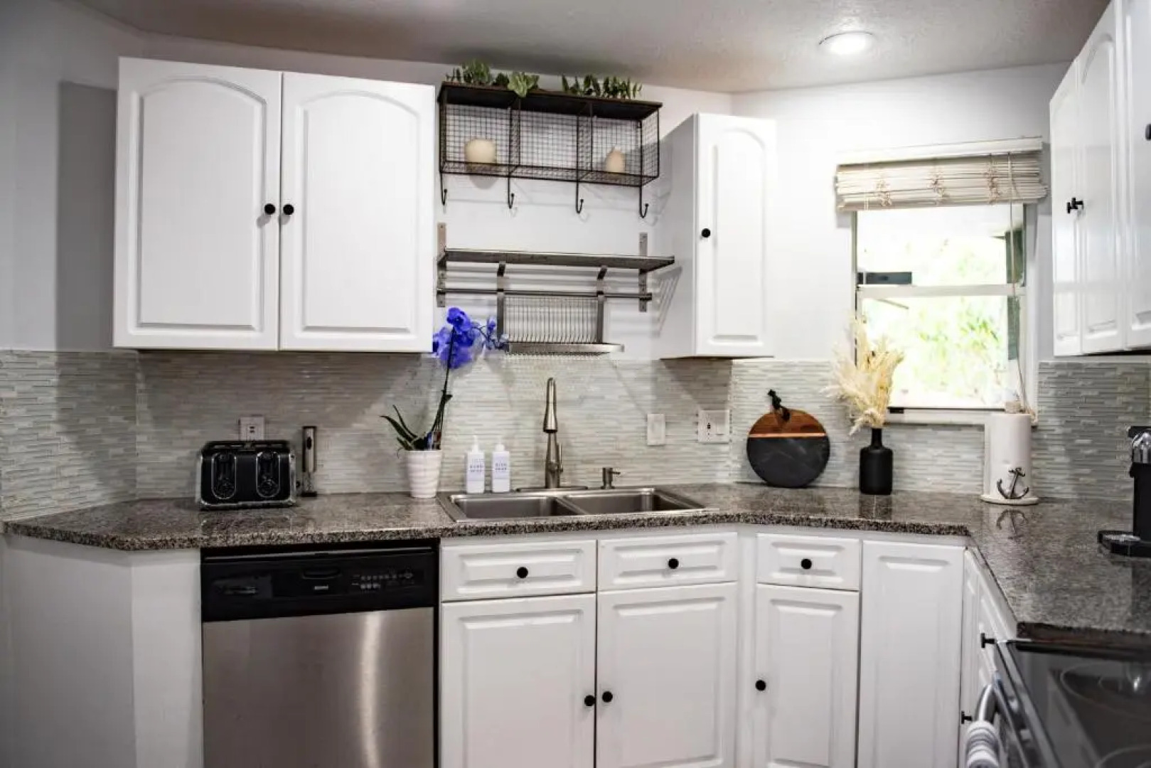 Lux 3 bedroom townhouse 1 block from the beach