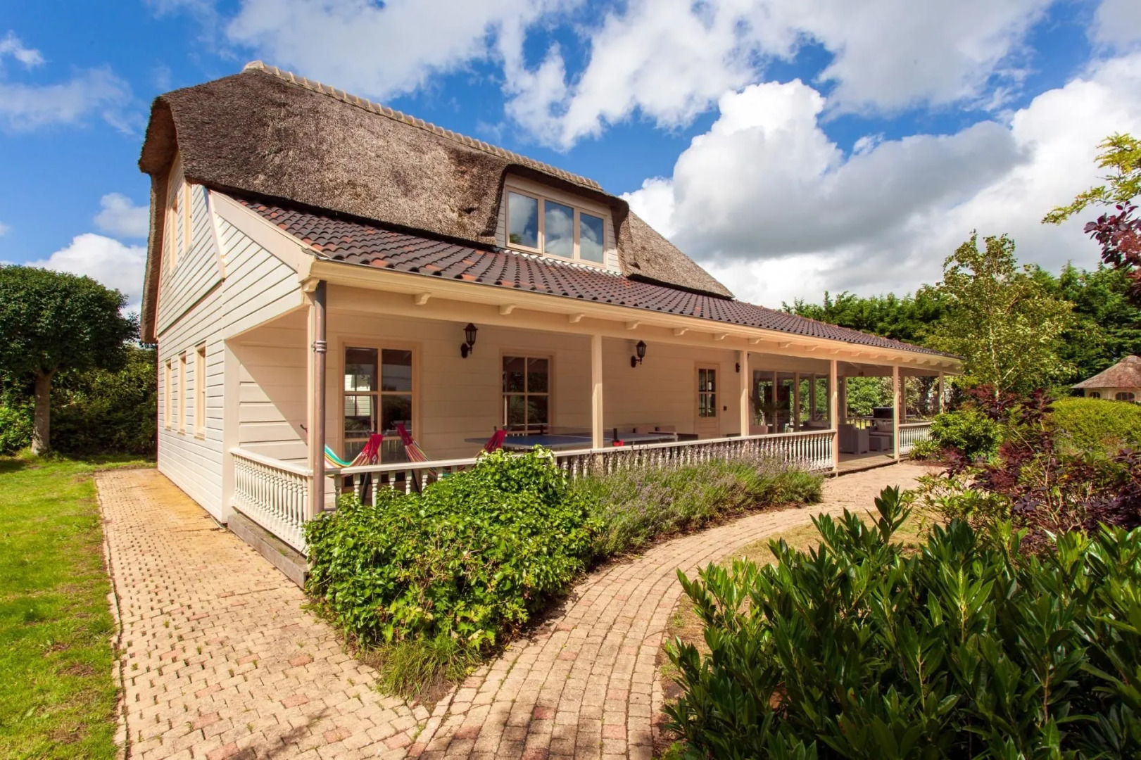 Beautiful American Style Villa With Heated Pool and Jacuzzi