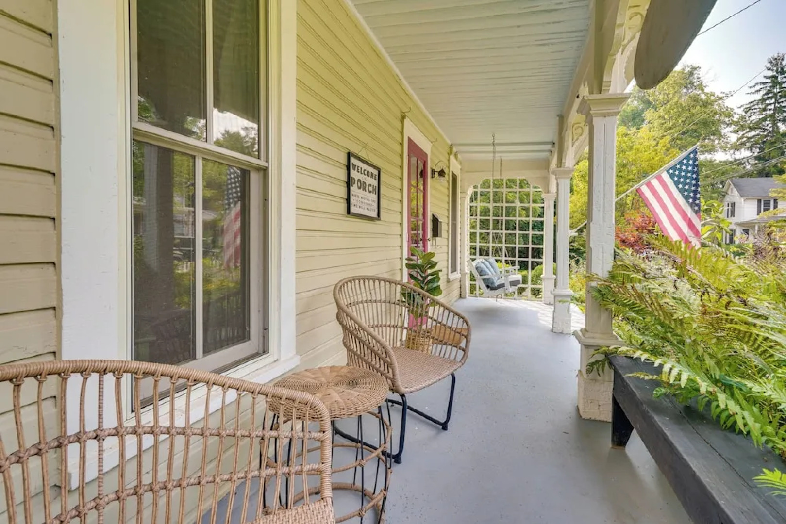 'the Porch House' Located in Historic Village