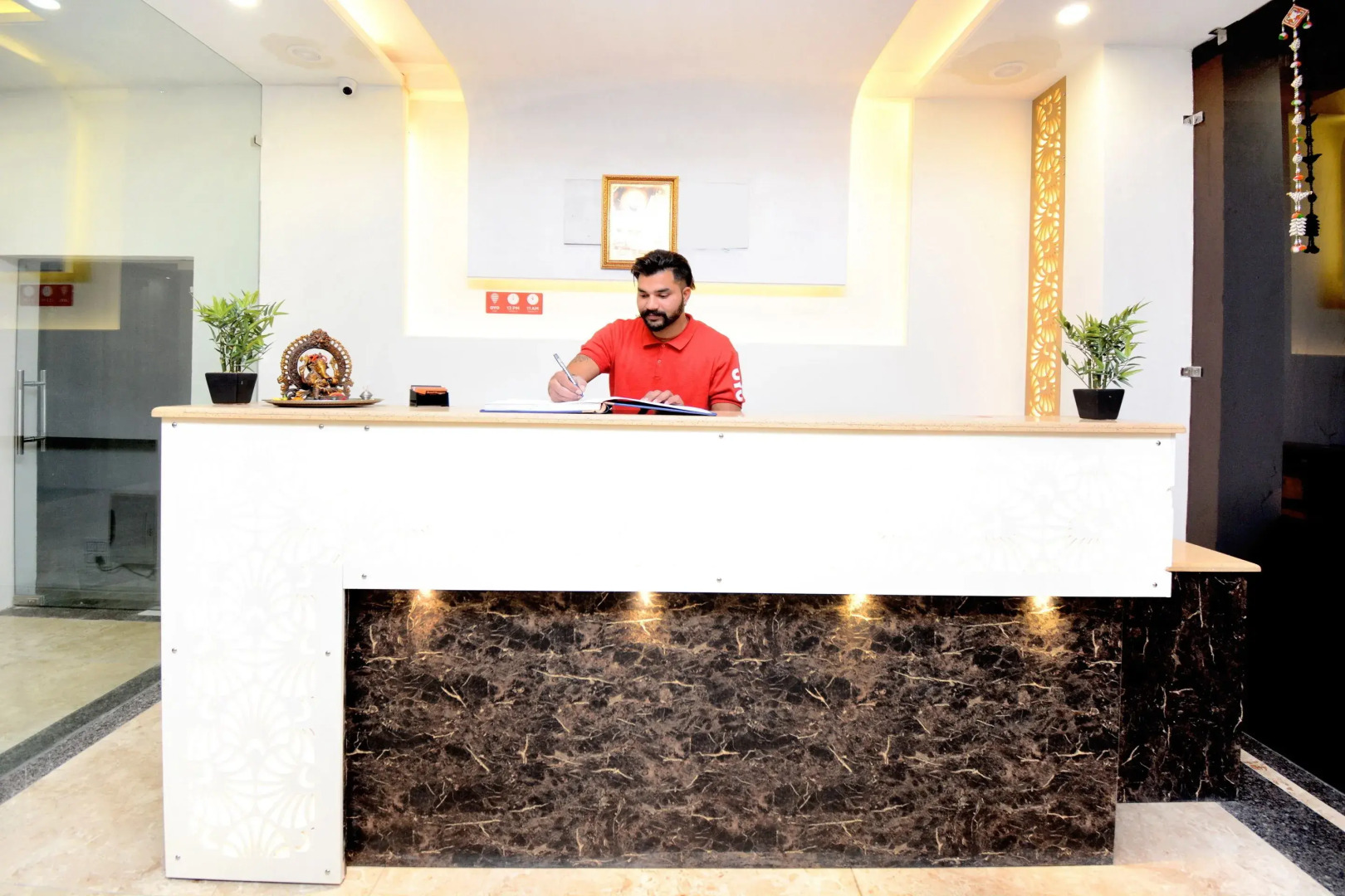 OYO 27061 Hotel Magnum