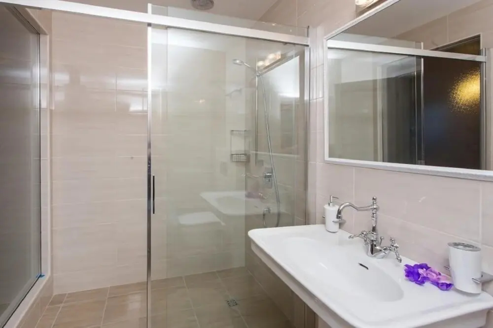 Villa Falcon Rook - Four-bedroom Villa With Terrace and Swimming Pool ID Direct Booker 1901