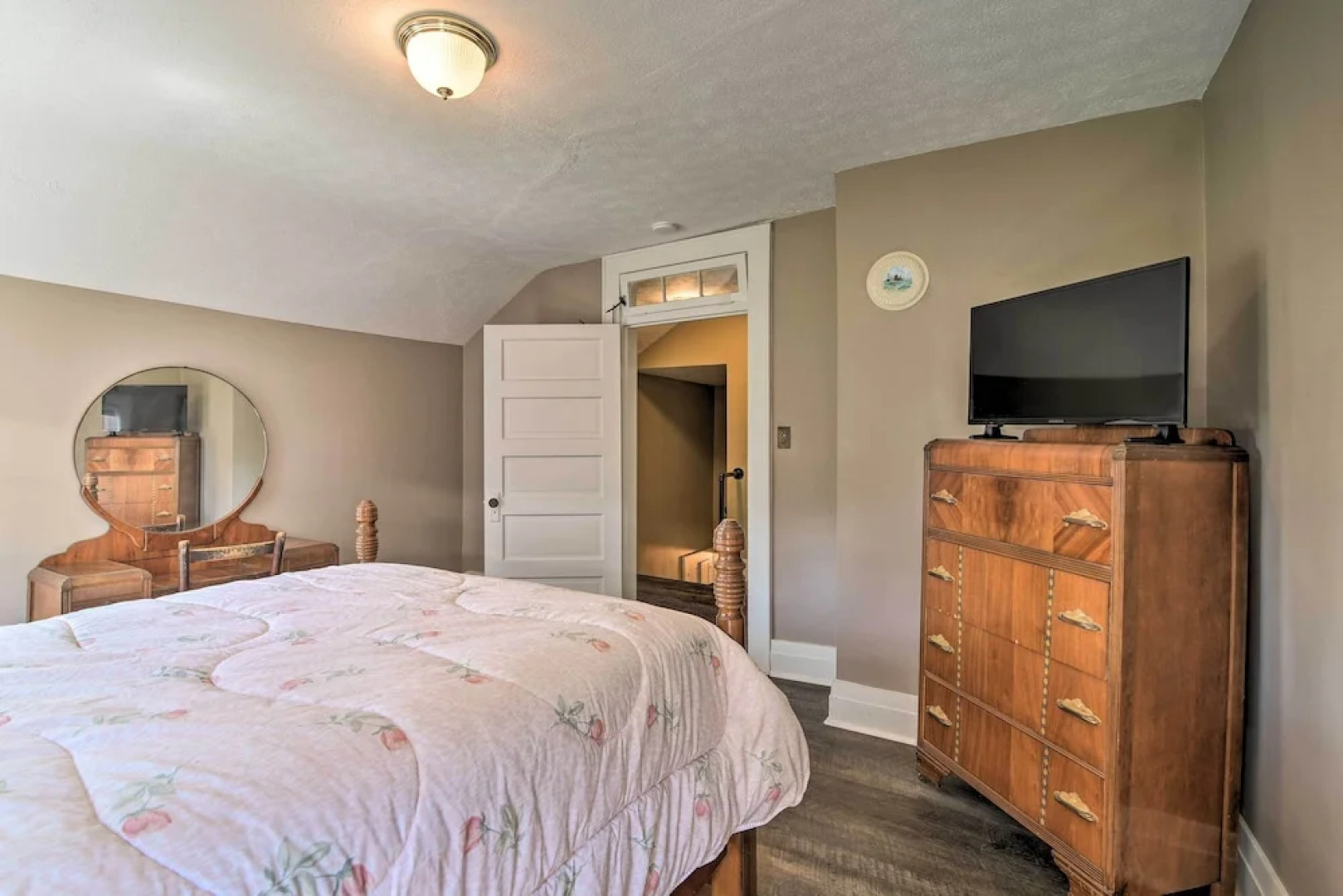 Glasgow Home w/ Porch: Close to Lake & Caves!