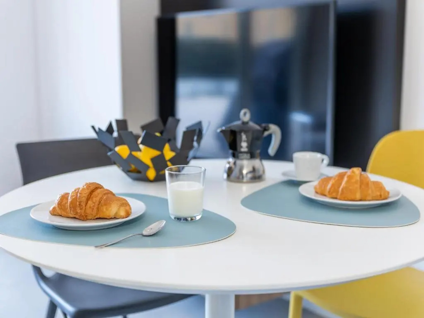 Leonardo - swimming pool and wide patio with barbecue