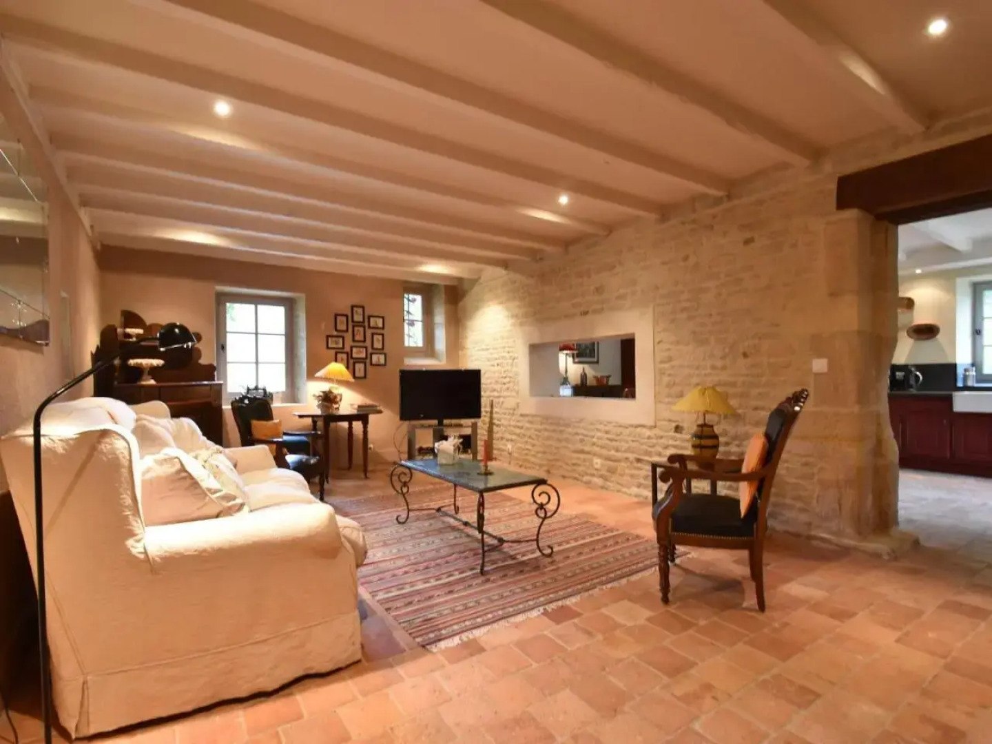 Luxurious mansion in Lantheuil with garden