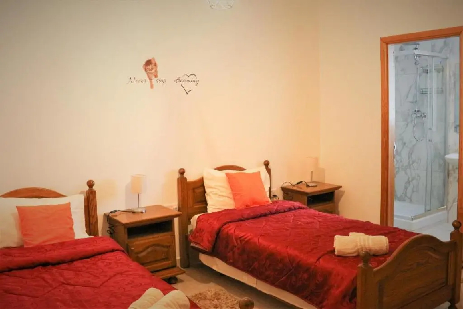 XL Central Home - Sleeps 10 people