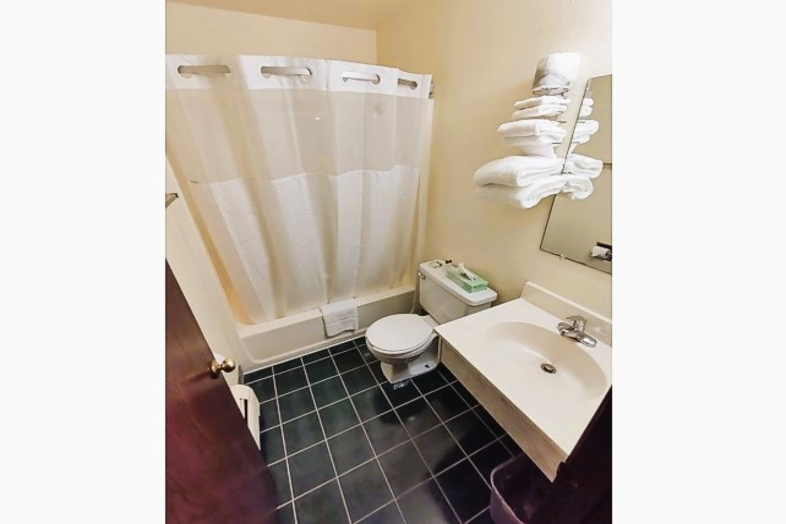 Love Hotels Staples by OYO at HWY 10 MN