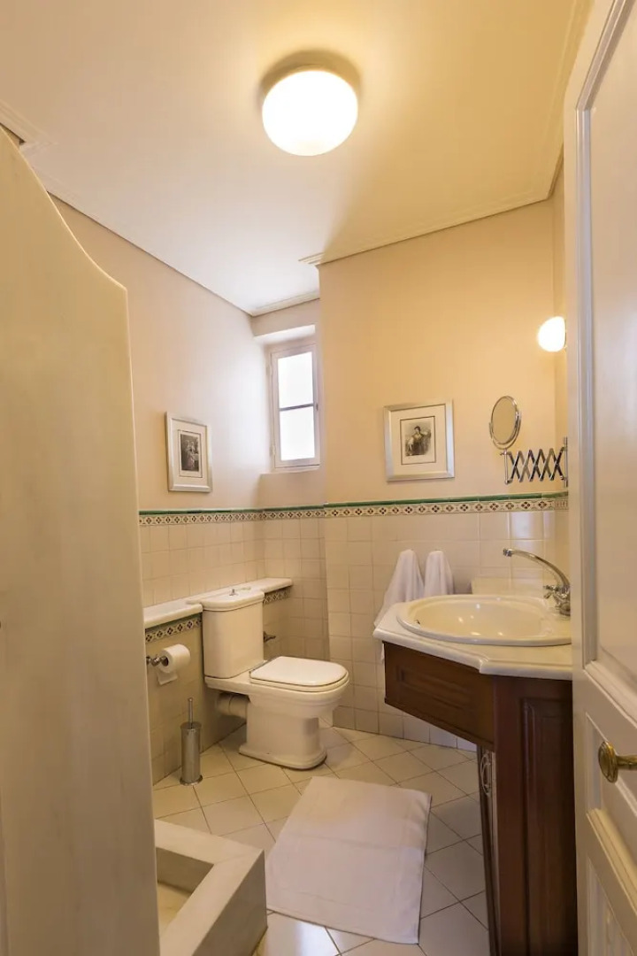 Neoclassical res w/ Acropolis View