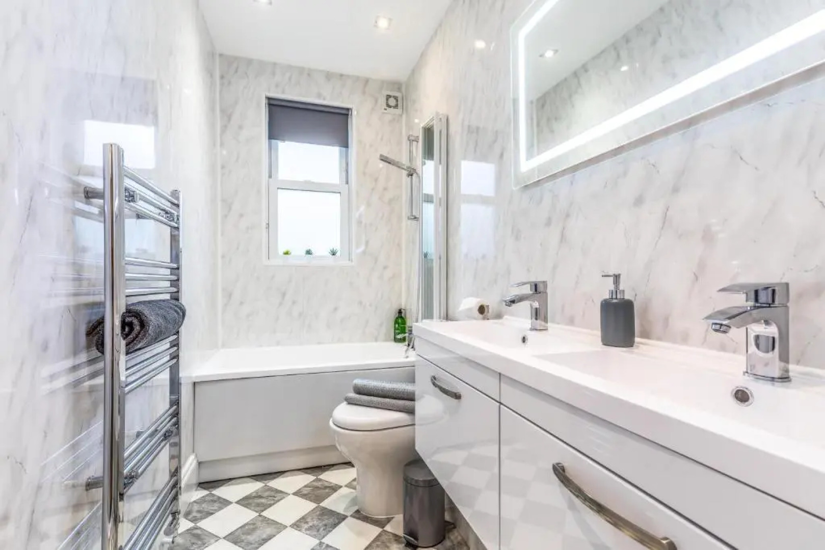 City & Beach at Your Reach - Courtyard & Parking