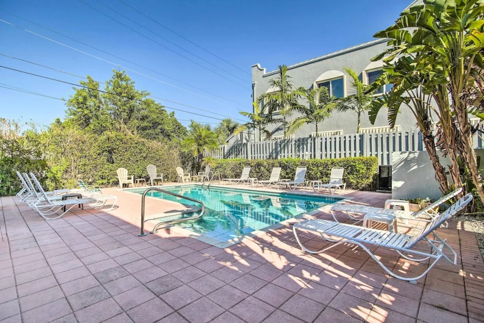 Idyllic Apt w/ Pool Access - Walk to Beach!