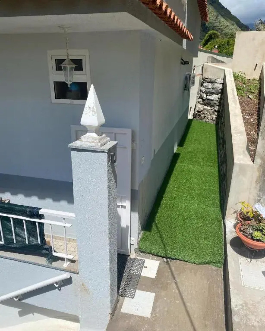 Lovely newly refurbished, 1 bedroom top floor apartment with sea views, fast WI-FI CABLE TV and Netflix