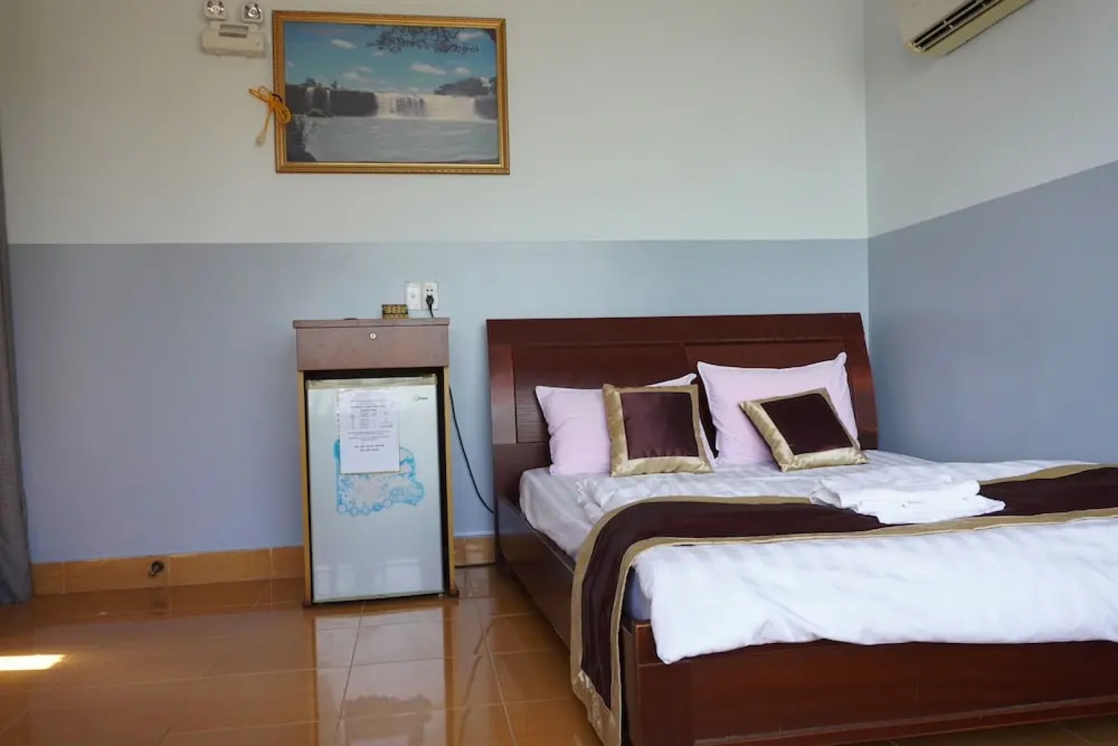 Nha Nghi Van Long Elephants