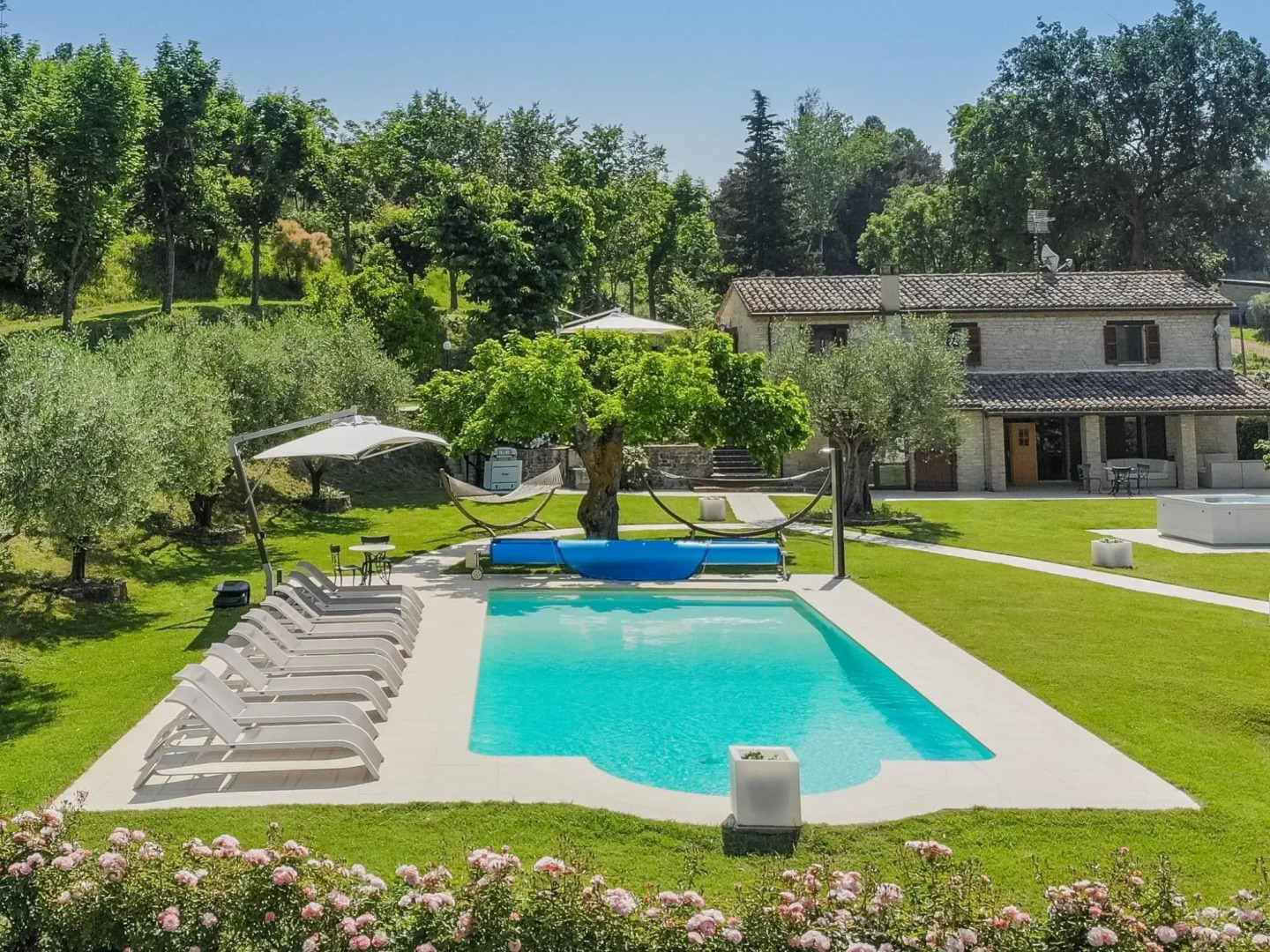 Exclusive Outdoor 2 Bubble Baths, Heated Pool, Gym